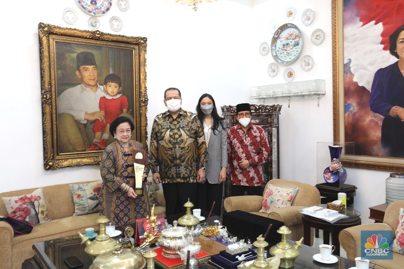 Chairman CT CORP, Chairul Tanjung mengunjungi Megawati Soekarnoputri Chairman CT CORP, Chairul Tanjung didampingi Putri Tanjung dan komisaris utama Transmedia, Ishadi tiba dikediaman Presiden ke 5 Republik Indonesia Megawati Soekarnoputri di Jalan Teuku Umar No.27 Menteng, Jakarta Pusat, Jumat (11/3/2022). Kedatangan Chairul Tanjung untuk bersilahturahmi dengan Megawati Soekarnoputri. (CNBC Indonesia/ Tri Susilo)