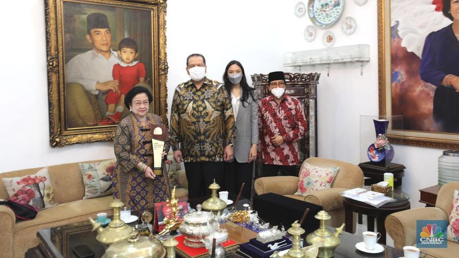 Chairman CT CORP, Chairul Tanjung didampingi Putri Tanjung dan komisaris utama Transmedia, Ishadi tiba dikediaman Presiden ke 5 Republik Indonesia Megawati Soekarnoputri di Jalan Teuku Umar No.27 Menteng, Jakarta Pusat, Jumat (11/3/2022). Kedatangan Chairul Tanjung untuk bersilahturahmi dengan Megawati Soekarnoputri. (CNBC Indonesia/ Tri Susilo)
