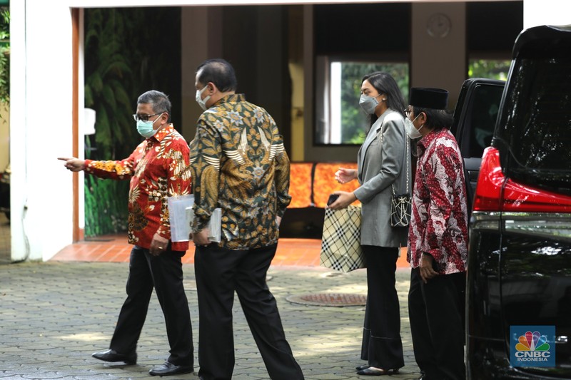 Chairman CT CORP, Chairul Tanjung mengunjungi Megawati Soekarnoputri Chairman CT CORP, Chairul Tanjung didampingi Putri Tanjung dan komisaris utama Transmedia, Ishadi tiba dikediaman Presiden ke 5 Republik Indonesia Megawati Soekarnoputri di Jalan Teuku Umar No.27 Menteng, Jakarta Pusat, Jumat (11/3/2022). Kedatangan Chairul Tanjung untuk bersilahturahmi dengan Megawati Soekarnoputri. (CNBC Indonesia/ Tri Susilo)