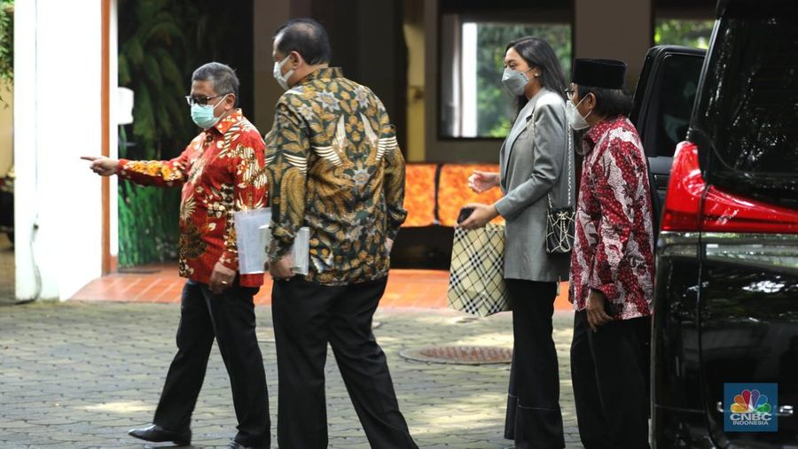 Chairman CT CORP, Chairul Tanjung didampingi Putri Tanjung dan komisaris utama Transmedia, Ishadi tiba dikediaman Presiden ke 5 Republik Indonesia Megawati Soekarnoputri di Jalan Teuku Umar No.27 Menteng, Jakarta Pusat, Jumat (11/3/2022). Kedatangan Chairul Tanjung untuk bersilahturahmi dengan Megawati Soekarnoputri. (CNBC Indonesia/ Tri Susilo)