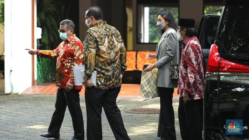 Chairman CT CORP, Chairul Tanjung didampingi Putri Tanjung dan komisaris utama Transmedia, Ishadi tiba dikediaman Presiden ke 5 Republik Indonesia Megawati Soekarnoputri di Jalan Teuku Umar No.27 Menteng, Jakarta Pusat, Jumat (11/3/2022). Kedatangan Chairul Tanjung untuk bersilahturahmi dengan Megawati Soekarnoputri. (CNBC Indonesia/ Tri Susilo)