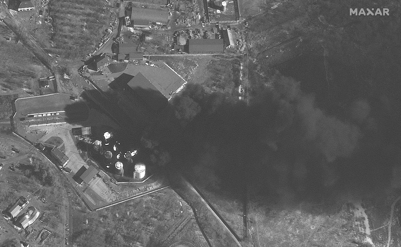 Citra satelit menunjukkan pasukan dan kendaraan militer yang dikerahkan di Ozera, Ukraina, timur laut Bandara Antonov, selama serangan Rusia Citra satelit menunjukkan pasukan dan kendaraan militer yang dikerahkan di Ozera, Ukraina, timur laut Bandara Antonov, selama serangan Rusia, Kamis (10/3/2022). (Satellite image ©2022 Maxar Technologies via AP)