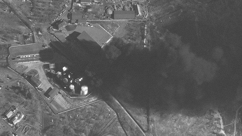 Citra satelit menunjukkan pasukan dan kendaraan militer yang dikerahkan di Ozera, Ukraina, timur laut Bandara Antonov, selama serangan Rusia, Kamis (10/3/2022). (Satellite image ©2022 Maxar Technologies via AP)