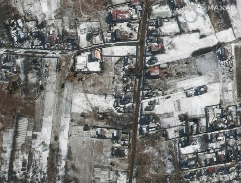 Citra satelit menunjukkan pasukan dan kendaraan militer yang dikerahkan di Ozera, Ukraina, timur laut Bandara Antonov, selama serangan Rusia Citra satelit menunjukkan pasukan dan kendaraan militer yang dikerahkan di Ozera, Ukraina, timur laut Bandara Antonov, selama serangan Rusia, Kamis (10/3/2022). (Satellite image ©2022 Maxar Technologies via AP)