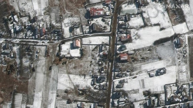 Citra satelit menunjukkan pasukan dan kendaraan militer yang dikerahkan di Ozera, Ukraina, timur laut Bandara Antonov, selama serangan Rusia, Kamis (10/3/2022). (Satellite image ©2022 Maxar Technologies via AP)