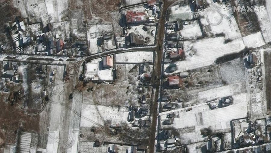 Citra satelit menunjukkan pasukan dan kendaraan militer yang dikerahkan di Ozera, Ukraina, timur laut Bandara Antonov, selama serangan Rusia, Kamis (10/3/2022). (Satellite image ©2022 Maxar Technologies via AP)