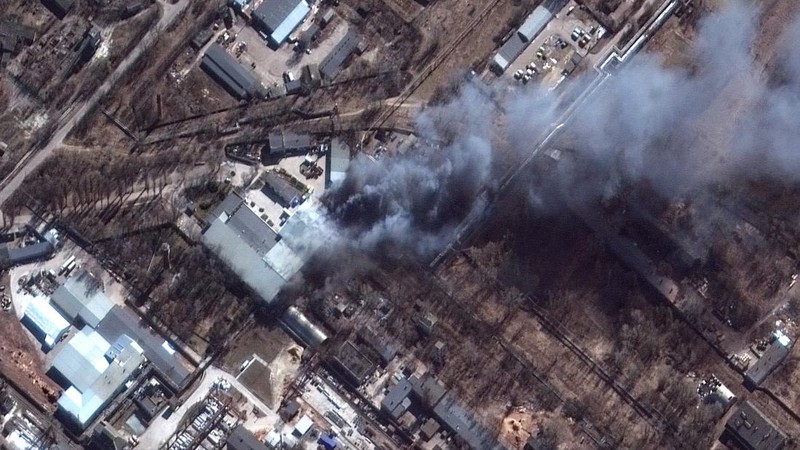 Citra satelit menunjukkan pasukan dan kendaraan militer yang dikerahkan di Ozera, Ukraina, timur laut Bandara Antonov, selama serangan Rusia, Kamis (10/3/2022). (Satellite image ©2022 Maxar Technologies via AP)