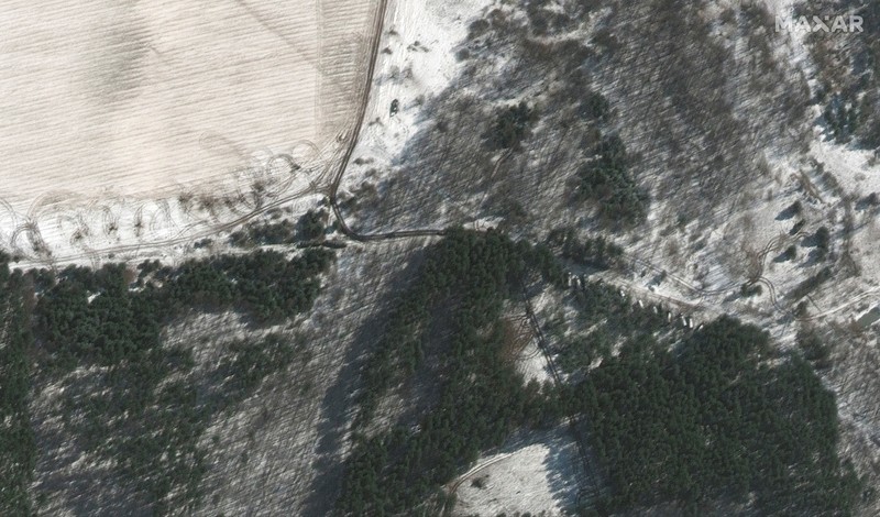Citra satelit menunjukkan pasukan dan kendaraan militer yang dikerahkan di Ozera, Ukraina, timur laut Bandara Antonov, selama serangan Rusia Citra satelit menunjukkan pasukan dan kendaraan militer yang dikerahkan di Ozera, Ukraina, timur laut Bandara Antonov, selama serangan Rusia, Kamis (10/3/2022). (Satellite image ©2022 Maxar Technologies via AP)
