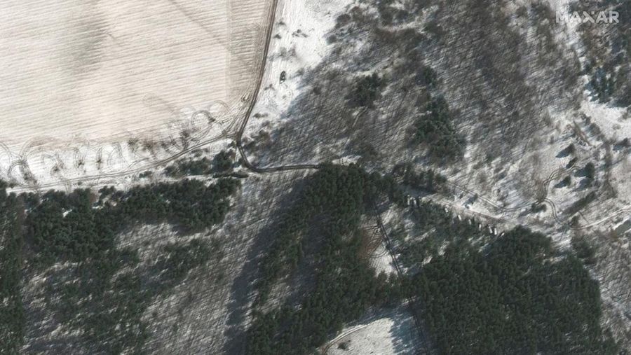 Citra satelit menunjukkan pasukan dan kendaraan militer yang dikerahkan di Ozera, Ukraina, timur laut Bandara Antonov, selama serangan Rusia, Kamis (10/3/2022). (Satellite image ©2022 Maxar Technologies via AP)