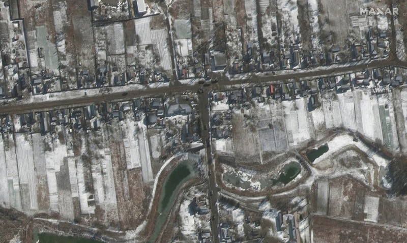 Citra satelit menunjukkan pasukan dan kendaraan militer yang dikerahkan di Ozera, Ukraina, timur laut Bandara Antonov, selama serangan Rusia Citra satelit menunjukkan pasukan dan kendaraan militer yang dikerahkan di Ozera, Ukraina, timur laut Bandara Antonov, selama serangan Rusia, Kamis (10/3/2022). (Satellite image ©2022 Maxar Technologies via AP)