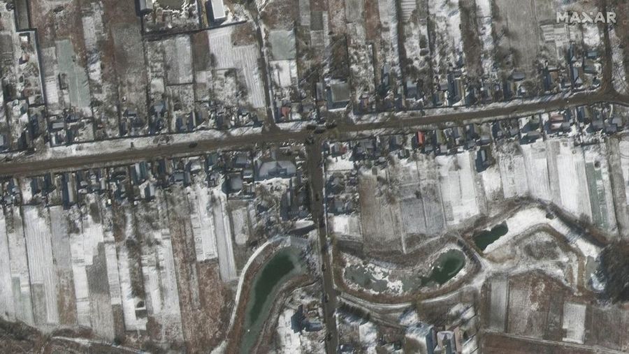 Citra satelit menunjukkan pasukan dan kendaraan militer yang dikerahkan di Ozera, Ukraina, timur laut Bandara Antonov, selama serangan Rusia, Kamis (10/3/2022). (Satellite image ©2022 Maxar Technologies via AP)