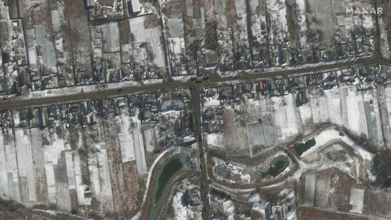 Citra satelit menunjukkan pasukan dan kendaraan militer yang dikerahkan di Ozera, Ukraina, timur laut Bandara Antonov, selama serangan Rusia, Kamis (10/3/2022). (Satellite image ©2022 Maxar Technologies via AP)