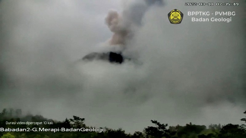 Lahar mengalir dari kawah Gunung Merapi terlihat dari desa Cangkringan di Sleman, Yogyakarta, Jumat dini hari (11/3/2022). Letusan Gunung Merapi di Indonesia berlanjut pada Jumat, memaksa pihak berwenang untuk menghentikan kegiatan pariwisata dan penambangan di lerengnya karena bahaya di gunung berapi paling aktif di negara ini. (AP Photo/Slamet Riyadi)