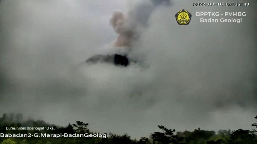 Lahar mengalir dari kawah Gunung Merapi terlihat dari desa Cangkringan di Sleman, Yogyakarta, Jumat dini hari (11/3/2022). Letusan Gunung Merapi di Indonesia berlanjut pada Jumat, memaksa pihak berwenang untuk menghentikan kegiatan pariwisata dan penambangan di lerengnya karena bahaya di gunung berapi paling aktif di negara ini. (AP Photo/Slamet Riyadi)