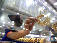 Masih Terombang-ambing, Harga Emas Turun Tipis