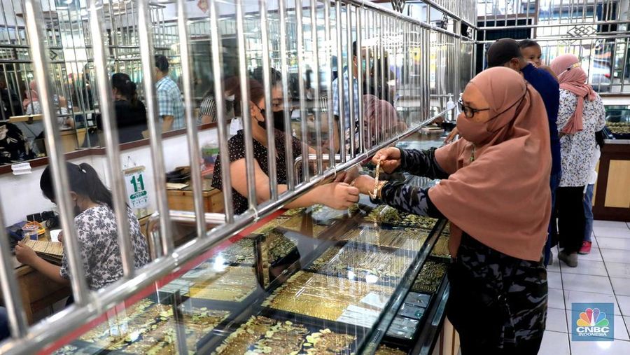 Pekerja menata perhiasan emas di toko emas Kawasan Pasar Ciputat, Tangerang Selatan, Jumat (11/3/2022). Harga emas dunia bergerak melemah pada perdagangan hari ini. (CNBC Indonesia/ Muhammad Sabki)
