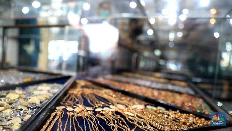 Pekerja menata perhiasan emas di toko emas Kawasan Pasar Ciputat, Tangerang Selatan, Jumat (11/3/2022). Harga emas dunia bergerak melemah pada perdagangan hari ini.  (CNBC Indonesia/ Muhammad Sabki)