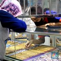 Pekerja menata perhiasan emas di toko emas Kawasan Pasar Ciputat, Tangerang Selatan, Jumat (11/3/2022). Harga emas dunia bergerak melemah pada perdagangan hari ini.  (CNBC Indonesia/ Muhammad Sabki)