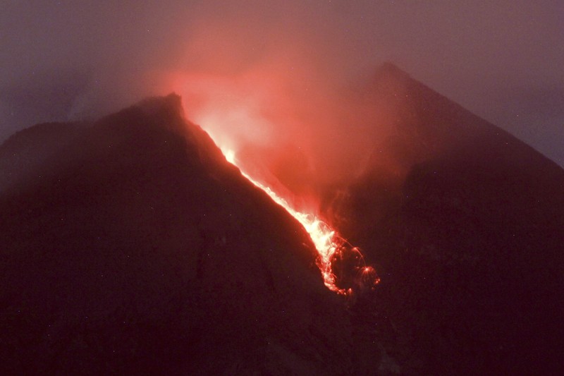Lahar mengalir dari kawah Gunung Merapi terlihat dari desa Cangkringan di Sleman, Yogyakarta, Jumat dini hari (11/3/2022). Lahar mengalir dari kawah Gunung Merapi terlihat dari desa Cangkringan di Sleman, Yogyakarta, Jumat dini hari (11/3/2022). Letusan Gunung Merapi di Indonesia berlanjut pada Jumat, memaksa pihak berwenang untuk menghentikan kegiatan pariwisata dan penambangan di lerengnya karena bahaya di gunung berapi paling aktif di negara ini. (AP Photo/Slamet Riyadi)