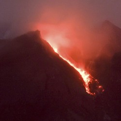 Merapi Semburkan 7 Kali Guguran Lava Pijar Sejauh 2.000 Meter
