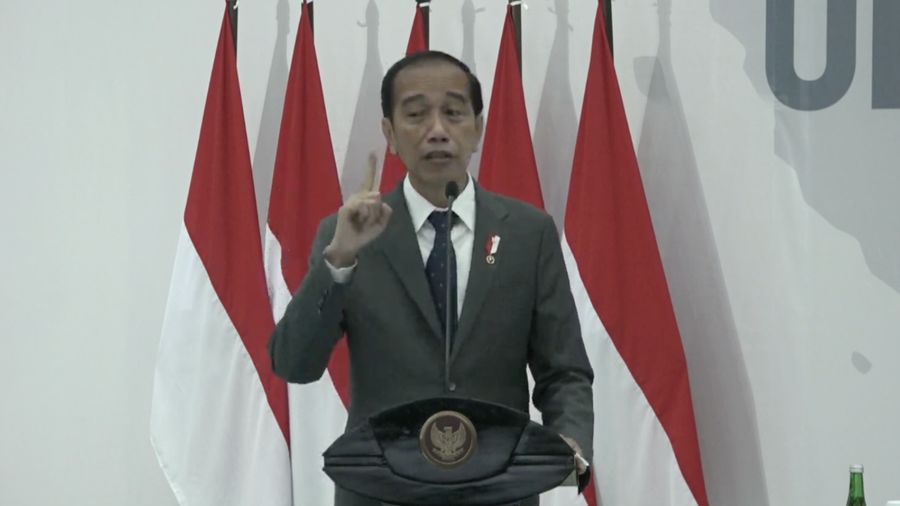 Presiden Joko Widodo (Jokowi) Saat Sidang Terbuka Senat Akademik Dies Natalis ke-46 UNS. (Tangkapan Layar Youtube Universitas Sebelas Maret)