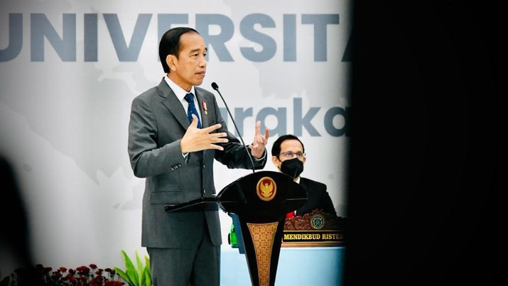 Presiden Joko Widodo (Jokowi) Saat Sidang Terbuka Senat Akademik Dies Natalis ke-46 UNS. (Foto: Laily Rachev - Biro Pers Sekretriat Presiden)