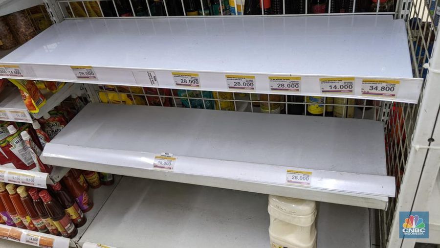 Salah satu gerai di Indomaret kawasan Kramat Jati, Jakarta Timur juga kehabisan stok minyak goreng, Jumat (11/3/2022). (CNBC Indonesia/Emir Yanwardhana)