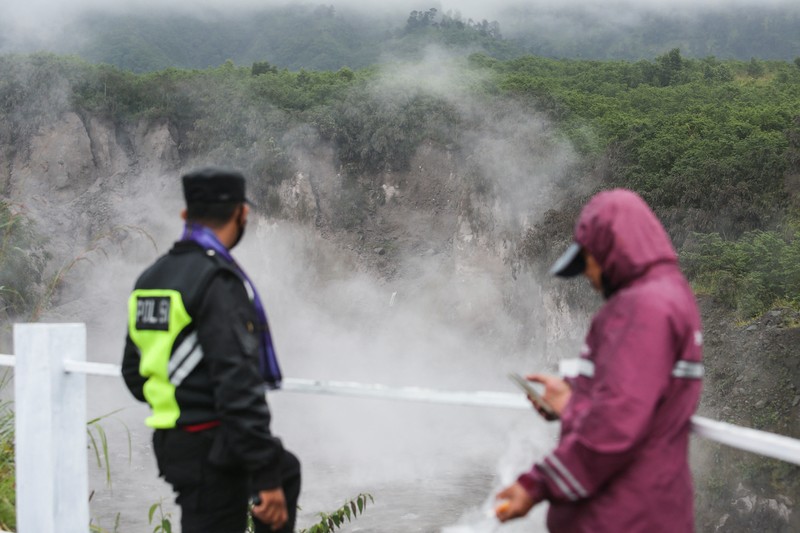 Lahar mengalir dari kawah Gunung Merapi terlihat dari desa Cangkringan di Sleman, Yogyakarta, Jumat dini hari (11/3/2022). Lahar mengalir dari kawah Gunung Merapi terlihat dari desa Cangkringan di Sleman, Yogyakarta, Jumat dini hari (11/3/2022). Letusan Gunung Merapi di Indonesia berlanjut pada Jumat, memaksa pihak berwenang untuk menghentikan kegiatan pariwisata dan penambangan di lerengnya karena bahaya di gunung berapi paling aktif di negara ini. (AP Photo/Slamet Riyadi)