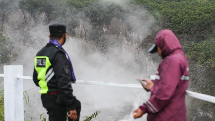 Lahar mengalir dari kawah Gunung Merapi terlihat dari desa Cangkringan di Sleman, Yogyakarta, Jumat dini hari (11/3/2022). Letusan Gunung Merapi di Indonesia berlanjut pada Jumat, memaksa pihak berwenang untuk menghentikan kegiatan pariwisata dan penambangan di lerengnya karena bahaya di gunung berapi paling aktif di negara ini. (AP Photo/Slamet Riyadi)
