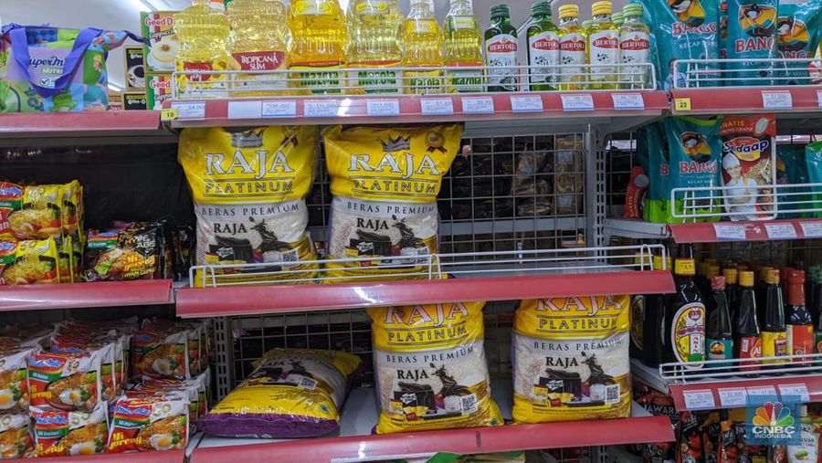 Stok minyak goreng kosong di salah satu gerai Alfamidi seputaran Kramat Jati, Jakarta Timur, Jumat (11/3/2022). (CNBC Indonesia/Emir Yanwardhana)
