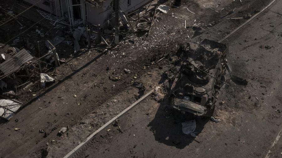 Tank Rusia yang hancur terlihat setelah pertempuran di jalan utama dekat Brovary, utara Kyiv, Ukraina, Kamis, (10/3/2022). (AP Photo/Felipe Dana)