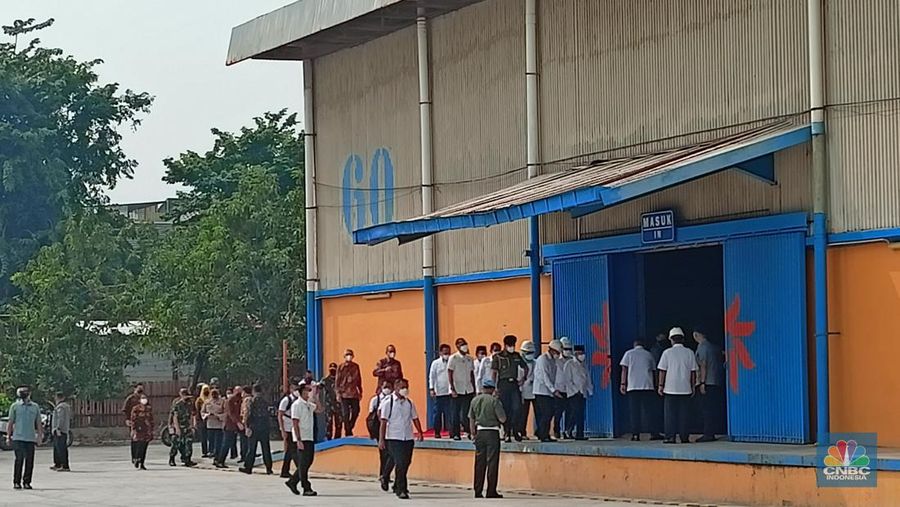 Wakil Presiden Ma'ruf Amin mengunjungi kompleks pergudangan Perum BULOG di kawasan Kepala Gading, Jakarta Jumat (11/3). (CNBC Indonesia/ Ferry Sandii)