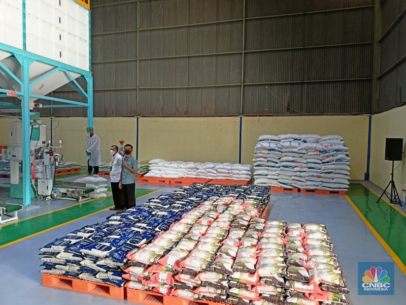 Wakil Presiden Ma'ruf Amin mengunjungi kompleks pergudangan Perum BULOG di kawasan Kepala Gading, Jakarta Jumat (11/3). (CNBC Indonesia/ Ferry Sandii)