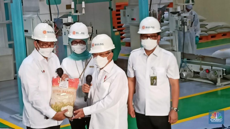 Wakil Presiden Ma'ruf Amin mengunjungi kompleks pergudangan Perum BULOG di kawasan Kepala Gading, Jakarta Jumat (11/3). (CNBC Indonesia/ Ferry Sandii)