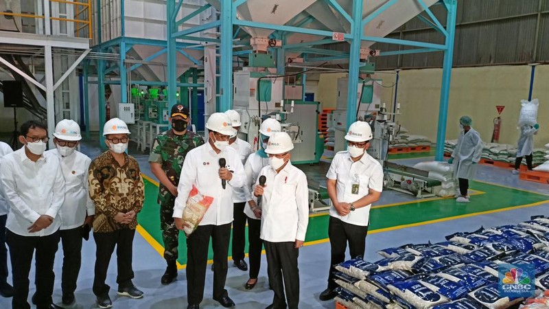 Wakil Presiden Ma'ruf Amin mengunjungi kompleks pergudangan Perum BULOG di kawasan Kepala Gading, Jakarta Jumat (11/3). (CNBC Indonesia/ Ferry Sandii)