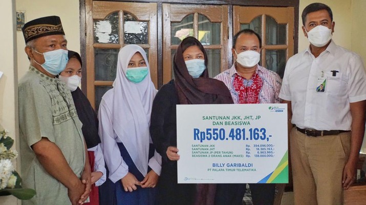 Direktur Utama BPJS Ketenagakerjaan (BPJAMSOSTEK) Anggoro Eko Cahyo mengunjungi langsung rumah duka salah satu korban atas nama Billy Garibaldi di Bandung Direktur Utama BPJS Ketenagakerjaan (BPJAMSOSTEK) Anggoro Eko Cahyo mengunjungi langsung rumah duka salah satu korban atas nama Billy Garibaldi di Bandung