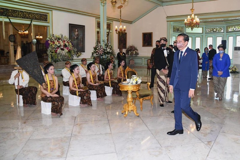 Presiden Joko Widodo memberi ucapan selamat atas pengukuhan Gusti Pangeran Hario (GPH) Bhre Cakrahutomo Wira Sudjiwo sebagai Kanjeng Gusti Pangeran Adipati Ario (KGPAA) Mangkunagoro X, yang digelar di Pura Mangkunegaran, Kota Surakarta, pada Sabtu, 12 Maret 2022. (Dok: Biro Pers Sekretariat Presiden) Presiden Joko Widodo memberi ucapan selamat atas pengukuhan Gusti Pangeran Hario (GPH) Bhre Cakrahutomo Wira Sudjiwo sebagai Kanjeng Gusti Pangeran Adipati Ario (KGPAA) Mangkunagoro X, yang digelar di Pura Mangkunegaran, Kota Surakarta, pada Sabtu, 12 Maret 2022. (Dok: Biro Pers Sekretariat Presiden)