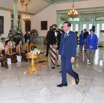 Jokowi Hadiri Pengukuhan KGPAA Mangkunagoro X di Surakarta