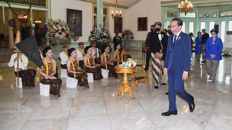 Presiden Joko Widodo memberi ucapan selamat atas pengukuhan Gusti Pangeran Hario (GPH) Bhre Cakrahutomo Wira Sudjiwo sebagai Kanjeng Gusti Pangeran Adipati Ario (KGPAA) Mangkunagoro X, yang digelar di Pura Mangkunegaran, Kota Surakarta, pada Sabtu, 12 Maret 2022. (Dok:  Biro Pers Sekretariat Presiden)