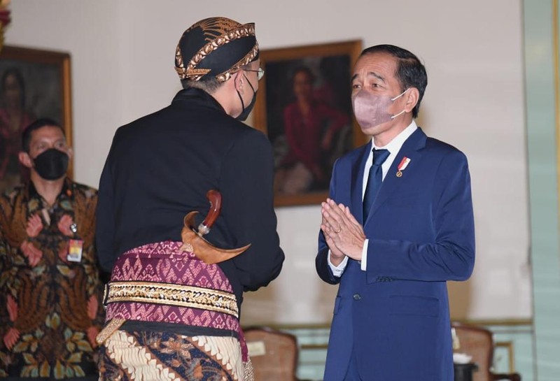 Presiden Joko Widodo memberi ucapan selamat atas pengukuhan Gusti Pangeran Hario (GPH) Bhre Cakrahutomo Wira Sudjiwo sebagai Kanjeng Gusti Pangeran Adipati Ario (KGPAA) Mangkunagoro X, yang digelar di Pura Mangkunegaran, Kota Surakarta, pada Sabtu, 12 Maret 2022. (Dok: Biro Pers Sekretariat Presiden) Presiden Joko Widodo memberi ucapan selamat atas pengukuhan Gusti Pangeran Hario (GPH) Bhre Cakrahutomo Wira Sudjiwo sebagai Kanjeng Gusti Pangeran Adipati Ario (KGPAA) Mangkunagoro X, yang digelar di Pura Mangkunegaran, Kota Surakarta, pada Sabtu, 12 Maret 2022. (Dok: Biro Pers Sekretariat Presiden)