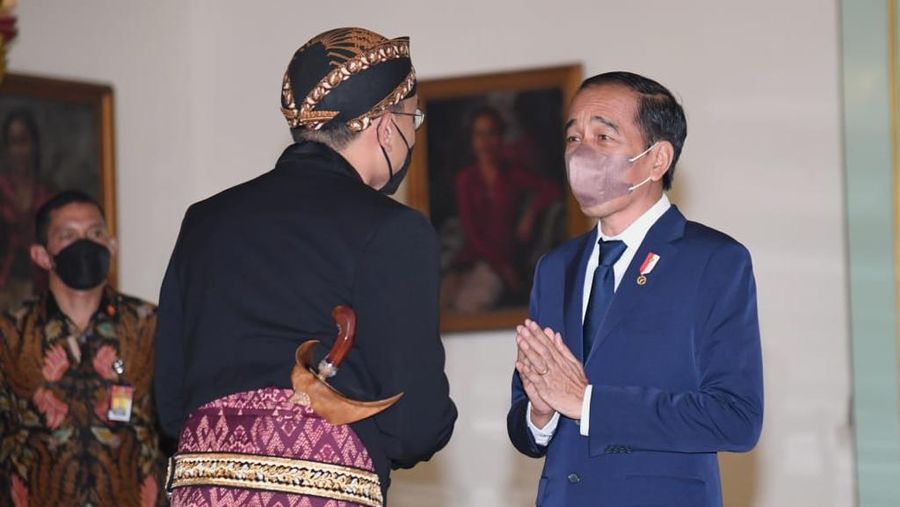 Presiden Joko Widodo memberi ucapan selamat atas pengukuhan Gusti Pangeran Hario (GPH) Bhre Cakrahutomo Wira Sudjiwo sebagai Kanjeng Gusti Pangeran Adipati Ario (KGPAA) Mangkunagoro X, yang digelar di Pura Mangkunegaran, Kota Surakarta, pada Sabtu, 12 Maret 2022. (Dok:  Biro Pers Sekretariat Presiden)