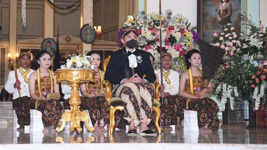 Presiden Joko Widodo memberi ucapan selamat atas pengukuhan Gusti Pangeran Hario (GPH) Bhre Cakrahutomo Wira Sudjiwo sebagai Kanjeng Gusti Pangeran Adipati Ario (KGPAA) Mangkunagoro X, yang digelar di Pura Mangkunegaran, Kota Surakarta, pada Sabtu, 12 Maret 2022. (Dok:  Biro Pers Sekretariat Presiden)