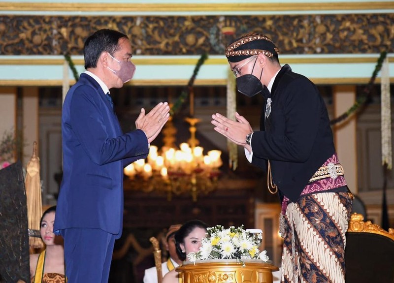 Presiden Joko Widodo memberi ucapan selamat atas pengukuhan Gusti Pangeran Hario (GPH) Bhre Cakrahutomo Wira Sudjiwo sebagai Kanjeng Gusti Pangeran Adipati Ario (KGPAA) Mangkunagoro X, yang digelar di Pura Mangkunegaran, Kota Surakarta, pada Sabtu, 12 Maret 2022. (Dok: Biro Pers Sekretariat Presiden) Presiden Joko Widodo memberi ucapan selamat atas pengukuhan Gusti Pangeran Hario (GPH) Bhre Cakrahutomo Wira Sudjiwo sebagai Kanjeng Gusti Pangeran Adipati Ario (KGPAA) Mangkunagoro X, yang digelar di Pura Mangkunegaran, Kota Surakarta, pada Sabtu, 12 Maret 2022. (Dok: Biro Pers Sekretariat Presiden)