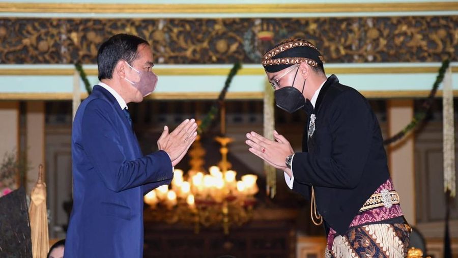 Presiden Joko Widodo memberi ucapan selamat atas pengukuhan Gusti Pangeran Hario (GPH) Bhre Cakrahutomo Wira Sudjiwo sebagai Kanjeng Gusti Pangeran Adipati Ario (KGPAA) Mangkunagoro X, yang digelar di Pura Mangkunegaran, Kota Surakarta, pada Sabtu, 12 Maret 2022. (Dok:  Biro Pers Sekretariat Presiden)