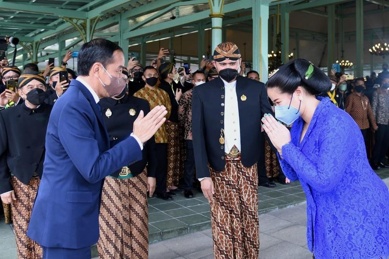 Presiden Joko Widodo memberi ucapan selamat atas pengukuhan Gusti Pangeran Hario (GPH) Bhre Cakrahutomo Wira Sudjiwo sebagai Kanjeng Gusti Pangeran Adipati Ario (KGPAA) Mangkunagoro X, yang digelar di Pura Mangkunegaran, Kota Surakarta, pada Sabtu, 12 Maret 2022. (Dok:  Biro Pers Sekretariat Presiden)