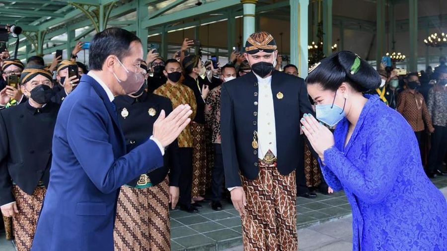 Presiden Joko Widodo memberi ucapan selamat atas pengukuhan Gusti Pangeran Hario (GPH) Bhre Cakrahutomo Wira Sudjiwo sebagai Kanjeng Gusti Pangeran Adipati Ario (KGPAA) Mangkunagoro X, yang digelar di Pura Mangkunegaran, Kota Surakarta, pada Sabtu, 12 Maret 2022. (Dok:  Biro Pers Sekretariat Presiden)