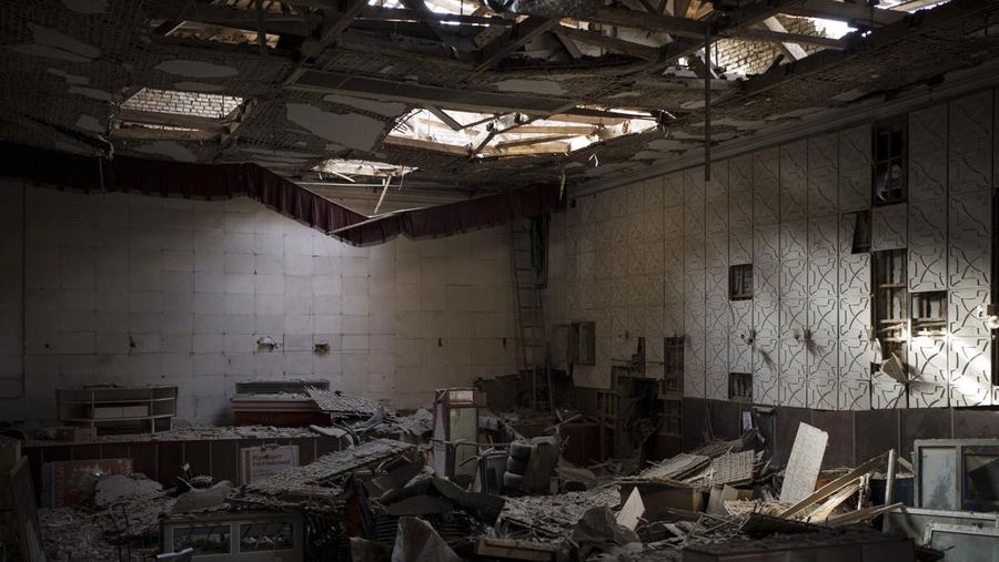 Restoran tua yang rusak setelah pemboman Rusia di Baryshivka, timur Kyiv, Ukraina. (AP/Felipe Dana)