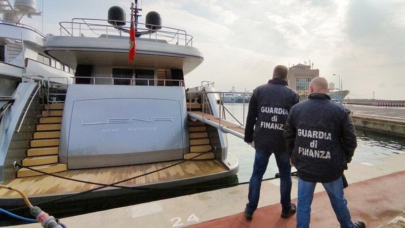 Sejumlah kapal pesiar milik miliarder Rusia disita di Prancis hingga Italia. Penyitaan itu merupakan bagian dari sanksi Uni Eropa atas invasi Rusia ke Ukraina. (AP/Antonio Calanni) Sejumlah kapal pesiar milik miliarder Rusia disita di Prancis hingga Italia. Penyitaan itu merupakan bagian dari sanksi Uni Eropa atas invasi Rusia ke Ukraina. (AP/Antonio Calanni)