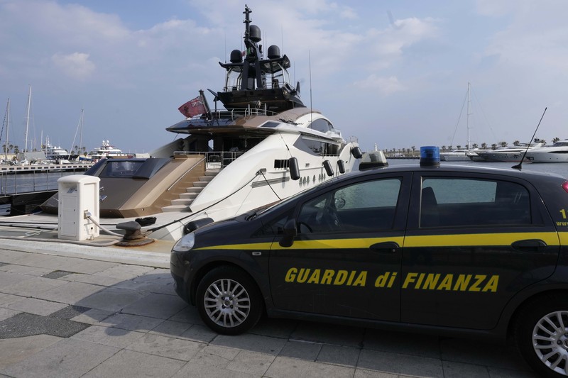 Sejumlah kapal pesiar milik miliarder Rusia disita di Prancis hingga Italia. Penyitaan itu merupakan bagian dari sanksi Uni Eropa atas invasi Rusia ke Ukraina. (AP/Antonio Calanni) Sejumlah kapal pesiar milik miliarder Rusia disita di Prancis hingga Italia. Penyitaan itu merupakan bagian dari sanksi Uni Eropa atas invasi Rusia ke Ukraina. (AP/Antonio Calanni)