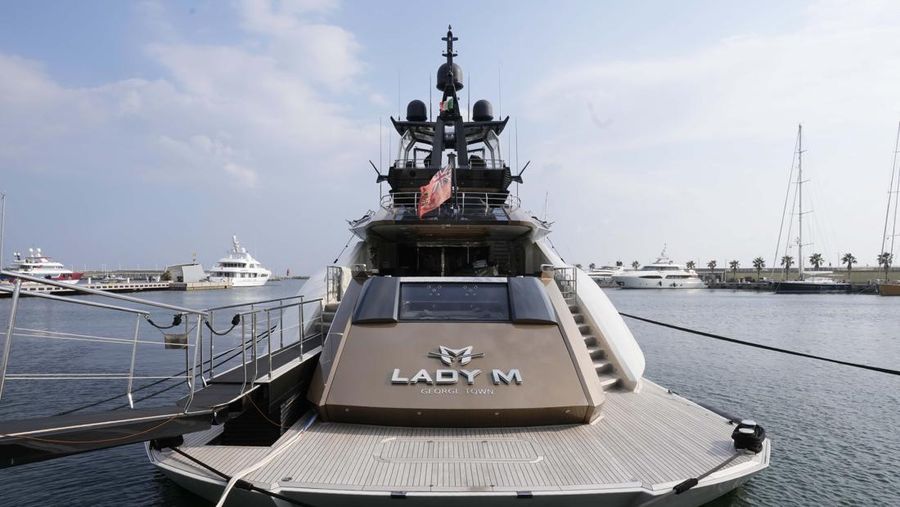 Sejumlah kapal pesiar milik miliarder Rusia disita di Prancis hingga Italia. Penyitaan itu merupakan bagian dari sanksi Uni Eropa atas invasi Rusia ke Ukraina. (AP/Antonio Calanni)